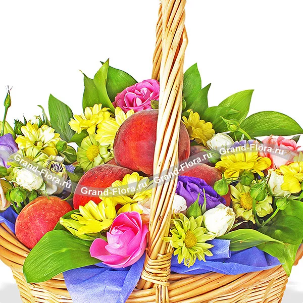 Ласковое лето - корзина с розами и персиками