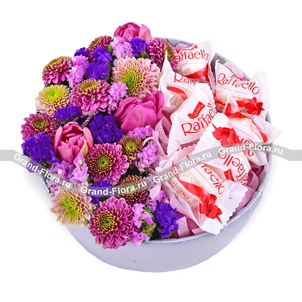 Цветочный бисквит - коробка с цветами и конфетами